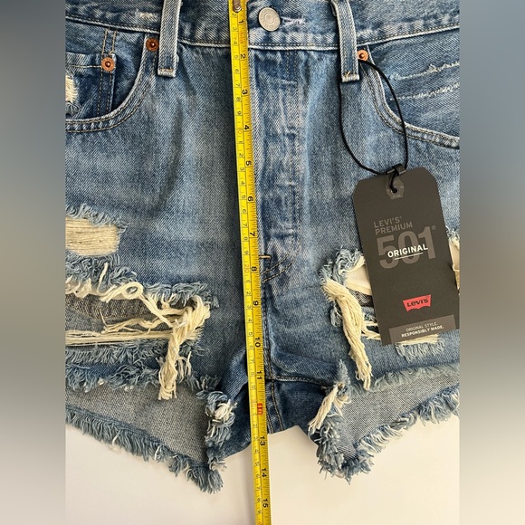 Levi’s | NWT 501 Original High Rise Distressed Denim Shorts - Picture 8 of 9